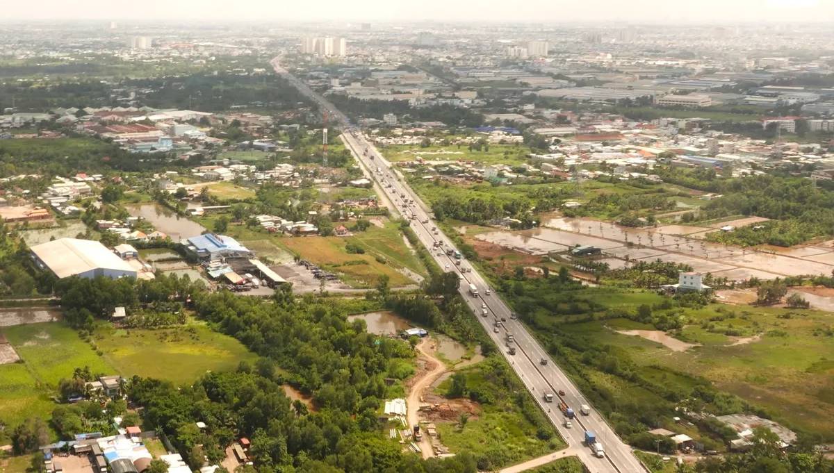 image-vinhomes-hoc-mon-gia-tri-bat-dong-san-tang-truong-nho-ha-tang-tay-bac-tp-hcm-1-0